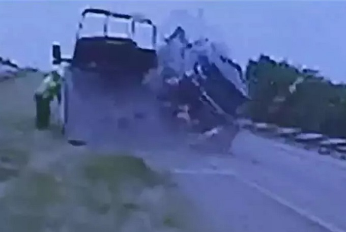 Il pauroso volo del SUV “lanciato” in aria dal carro attrezzi [VIDEO]