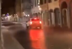 San Giovanni Valdarno, sfreccia e sgomma contromano in centro: identificato e denunciato dai carabinieri [VIDEO]