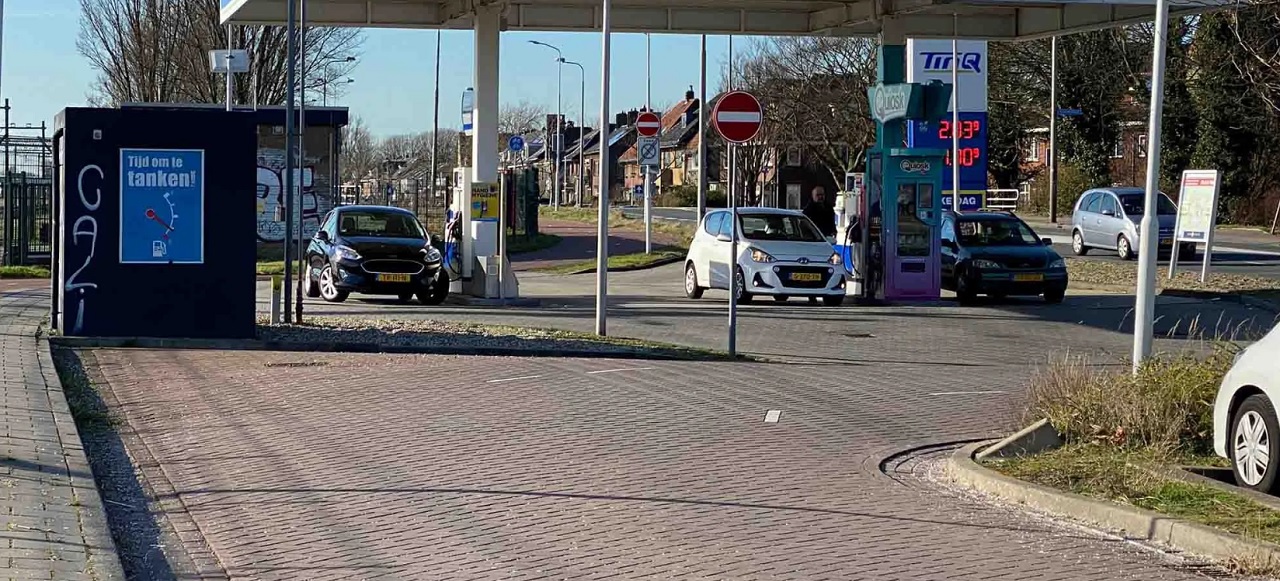 Fa il pieno di benzina e scappa senza pagare, l’auto era diesel e si rompe: uomo arrestato