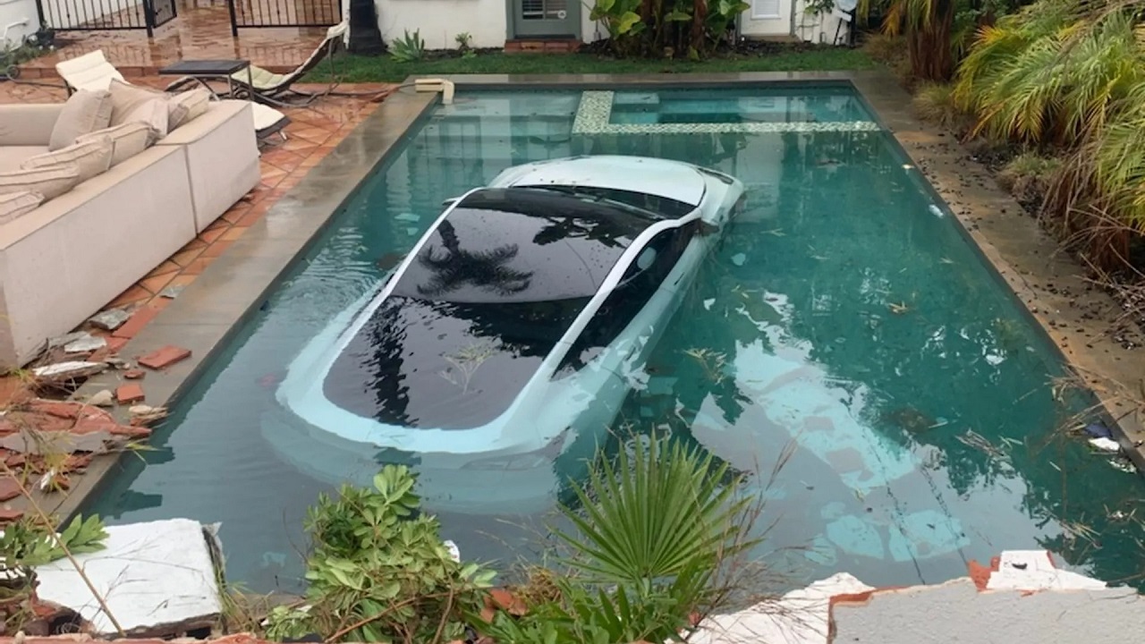 Tesla finisce in piscina dopo che il guidatore ha scambiato il freno con l’acceleratore