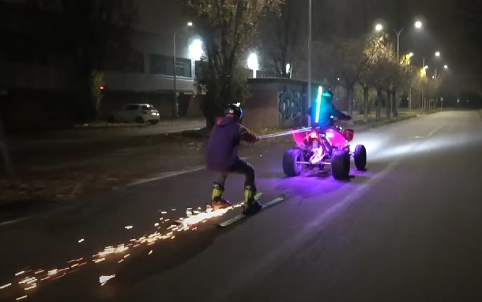 Sulle strade di Milano a 92 km/h con gli sci: il singolare urban freeride dello youtuber Torquato Testa [VIDEO]