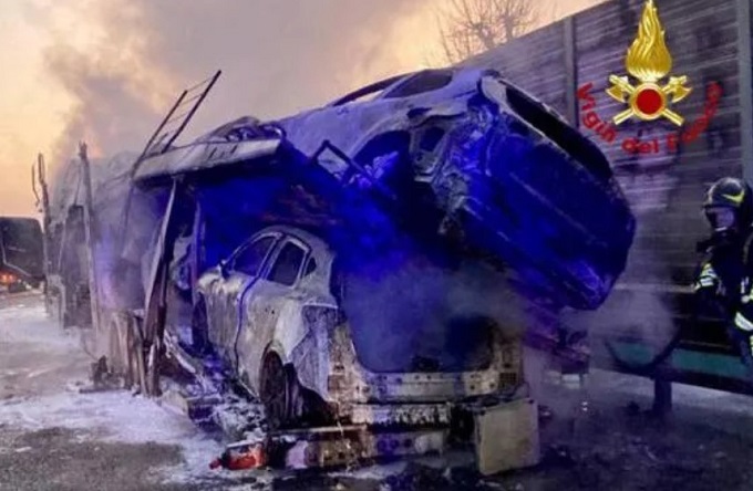 Autostrada A21: bisarca prende fuoco sulla Brescia-Piacenza, traffico in tilt