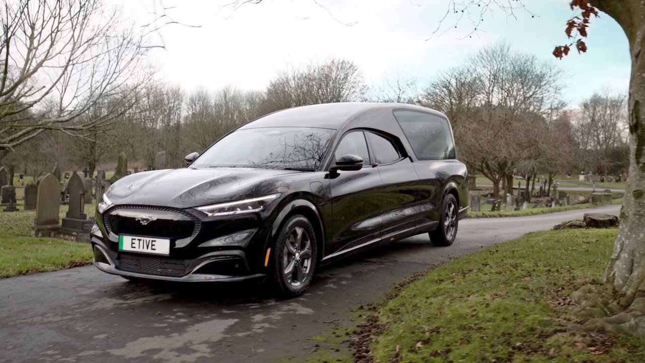 Ford Mustang Mach-E: un’azienda britannica la trasforma in carro funebre