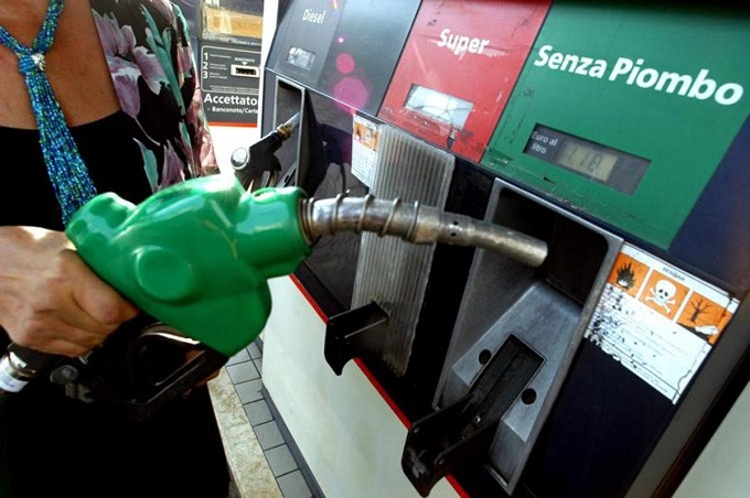I prezzi dei carburanti in salita. Di chi la colpa? Governo o distributori?