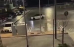Cagliari, sgomma in un parcheggio ma arrivano i carabinieri [VIDEO]