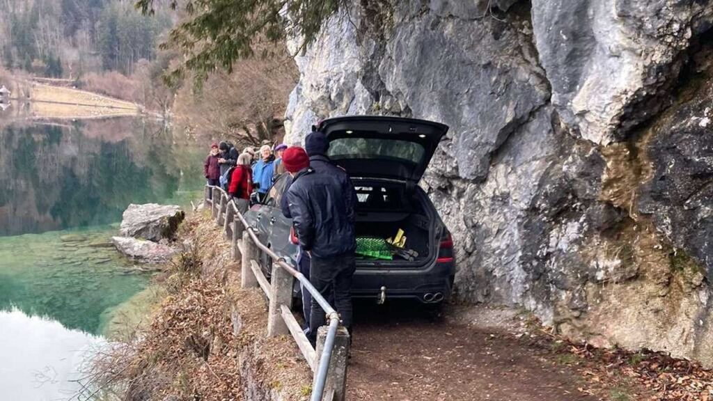 Turista di 77 anni rimane bloccato con la sua Alpina B3 Touring