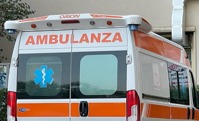 Donna travolta e uccisa dalla sua auto: si era messa davanti per fermarne la corsa in discesa