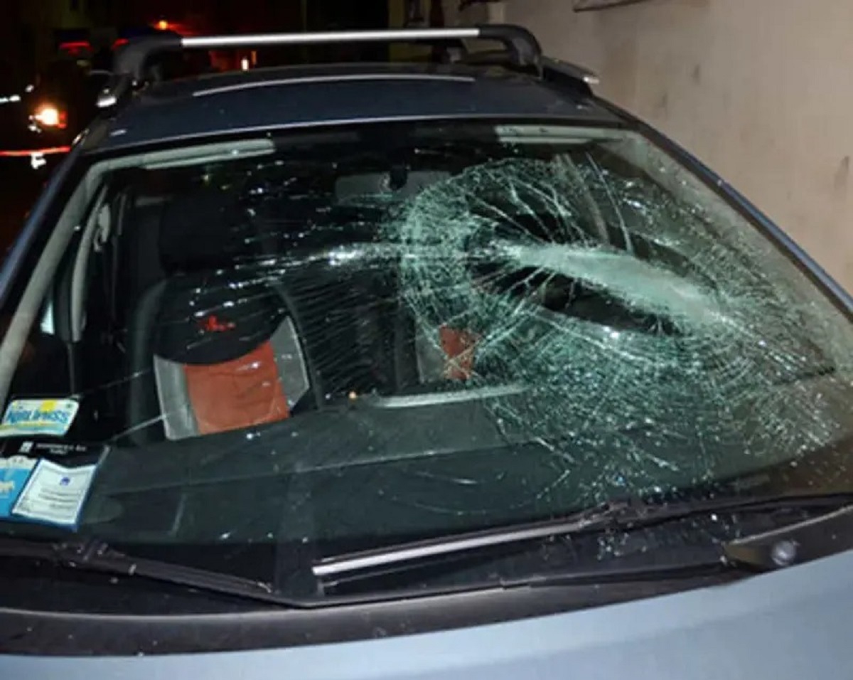 Crolla il tetto di un garage a Milano: decine di auto schiacciate