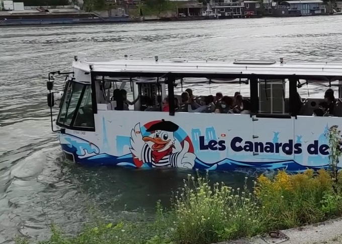 Parigi, il bus anfibio che si tuffa nelle acque della Senna [VIDEO]