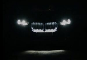 BMW X5 2024: avrà una griglia frontale illuminata [VIDEO TEASER]