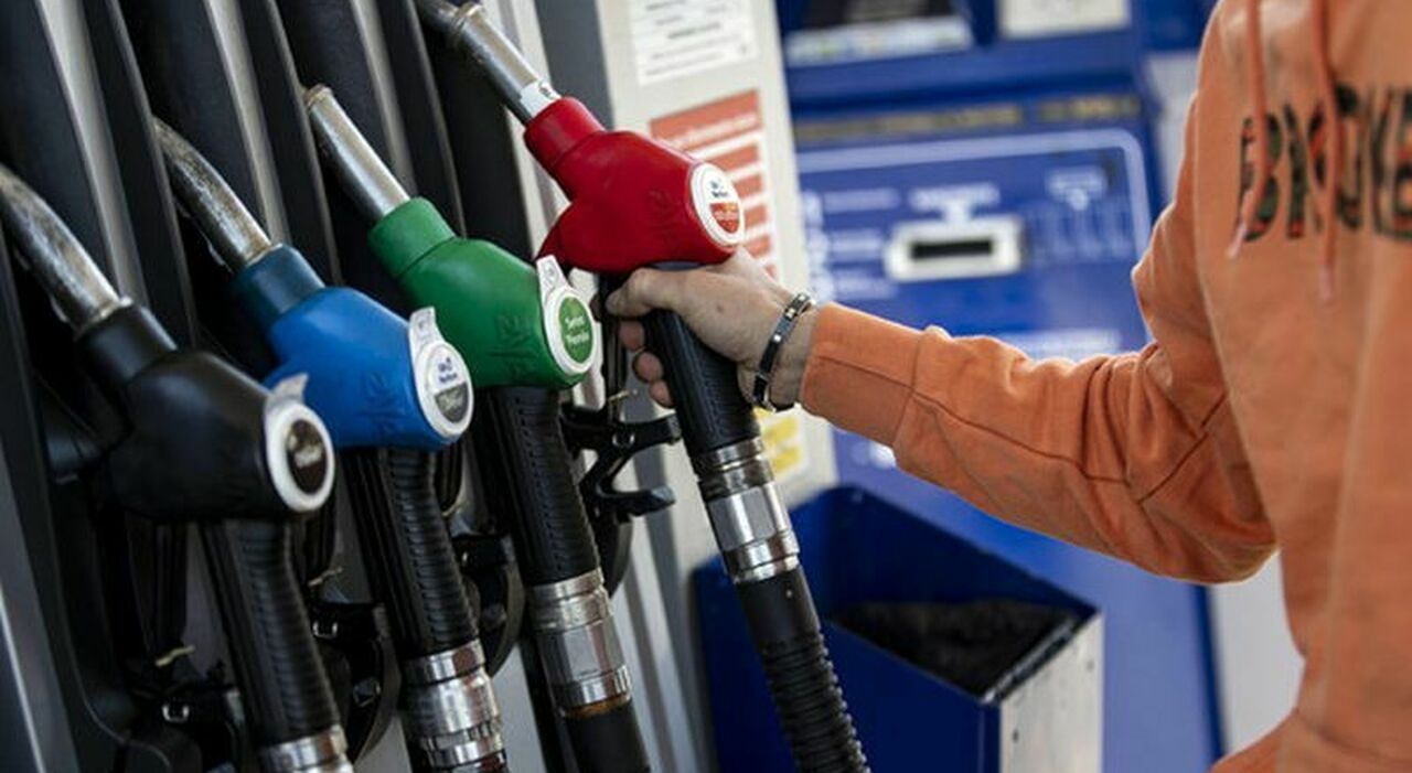 Il diesel costa di nuovo meno della benzina: ecco i motivi