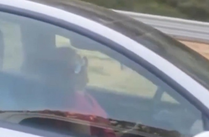 Sorpresa a dormire al volante di una Tesla Model Y mentre viaggia in autostrada [VIDEO]