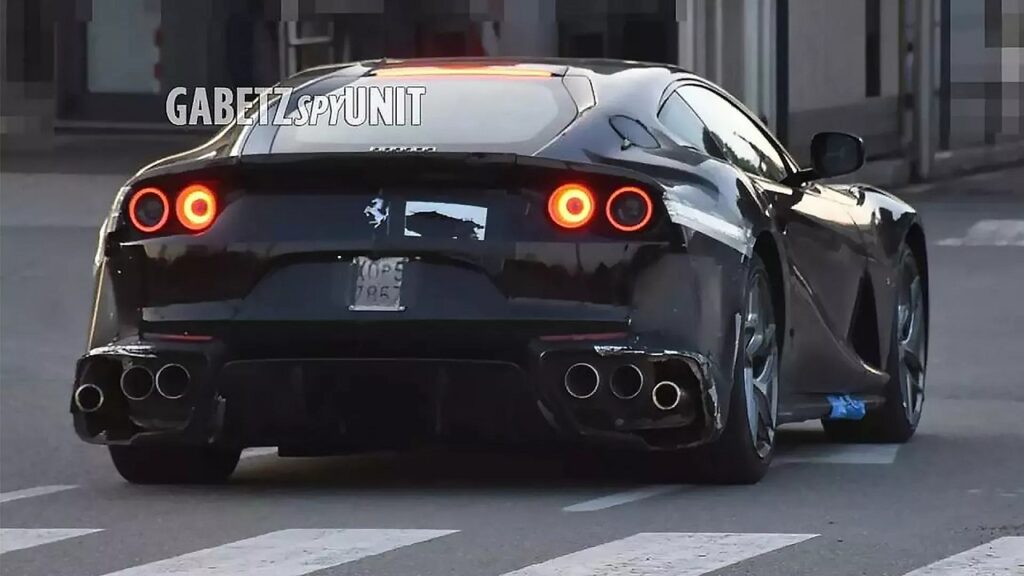 Ferrari 812: avvistato prototipo con scarichi falsi [Foto Spia]