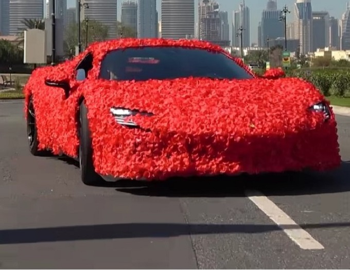 Ferrari SF90 Stradale ricoperta di petali di rose per un San Valentino da sogno [VIDEO]