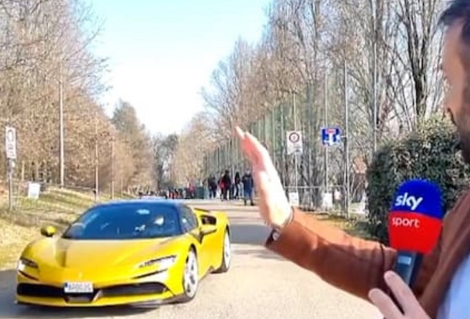 Ibrahimovic sfreccia con la sua Ferrari SF90 Spider gialla alle spalle dell’inviato di Sky