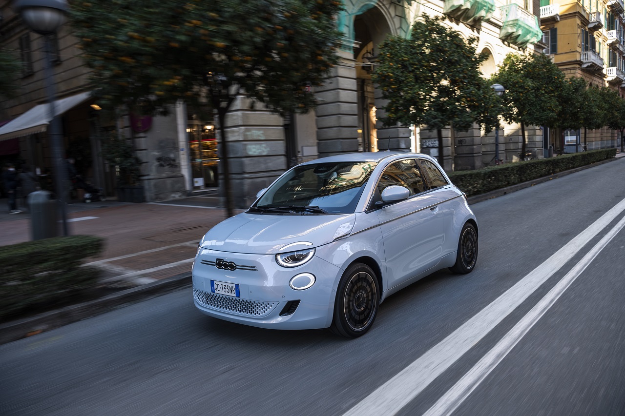Fiat 500 Elettrica vince due premi ai Best Cars 2023