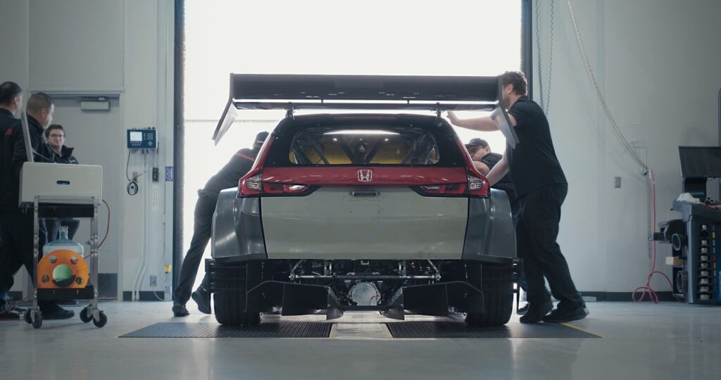 Honda CR-V Hybrid: in arrivo una versione da corsa da oltre 800 CV [VIDEO TEASER]