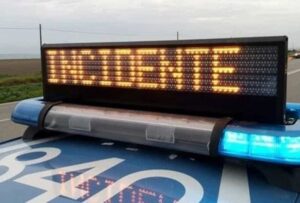 Fa inversione in autostrada e procede contromano provocando un incidente: un morto e un ferito grave