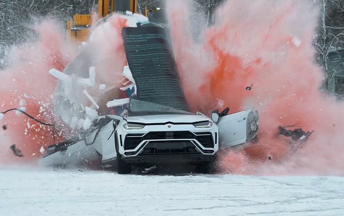 Una Lamborghini Urus distrutta sotto il peso di un enorme lattina di energy drink: la nuova follia di Litvin [VIDEO]