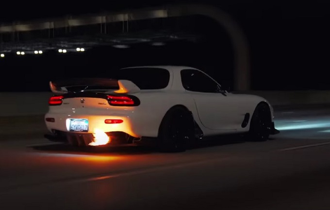 Mazda RX-7: il rombo della bella di notte “made in Japan” [VIDEO]