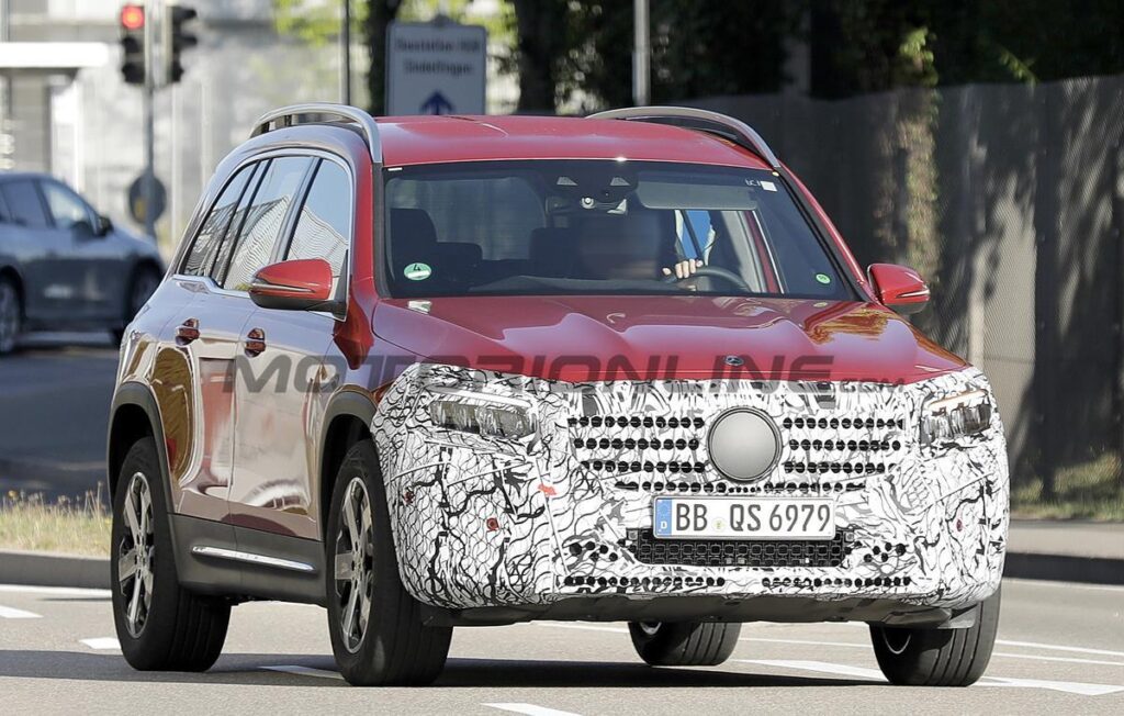 Mercedes GLB e EQB: il restyling dei due SUV avvistato durante i test [FOTO SPIA]