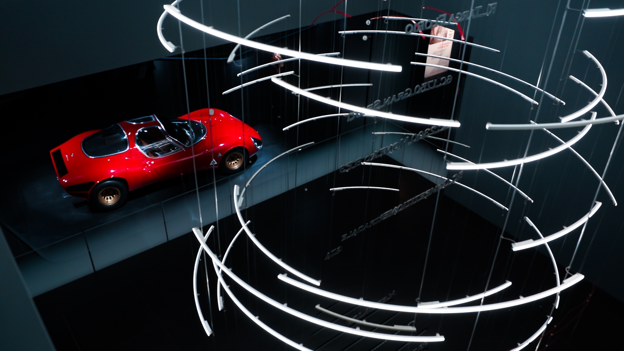 Alfa Romeo: l’installazione DNA illuminerà le auto più iconiche del museo
