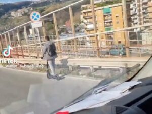 Napoli, giovane col monopattino elettrico sulla superstrada [VIDEO]