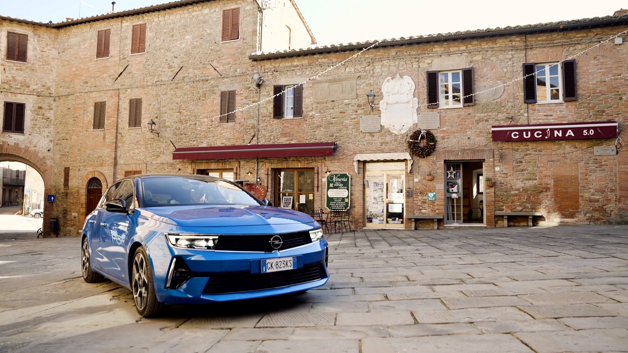 Opel Astra Plug-in Hybrid alla scoperta dei borghi dell’Umbria