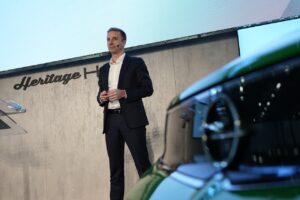 Opel: il CEO Florian Huettl visita il nuovo salone di Milano