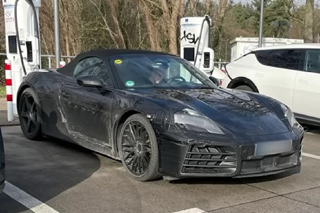 Porsche Boxster elettrica avvistata in una stazione di ricarica in Germania