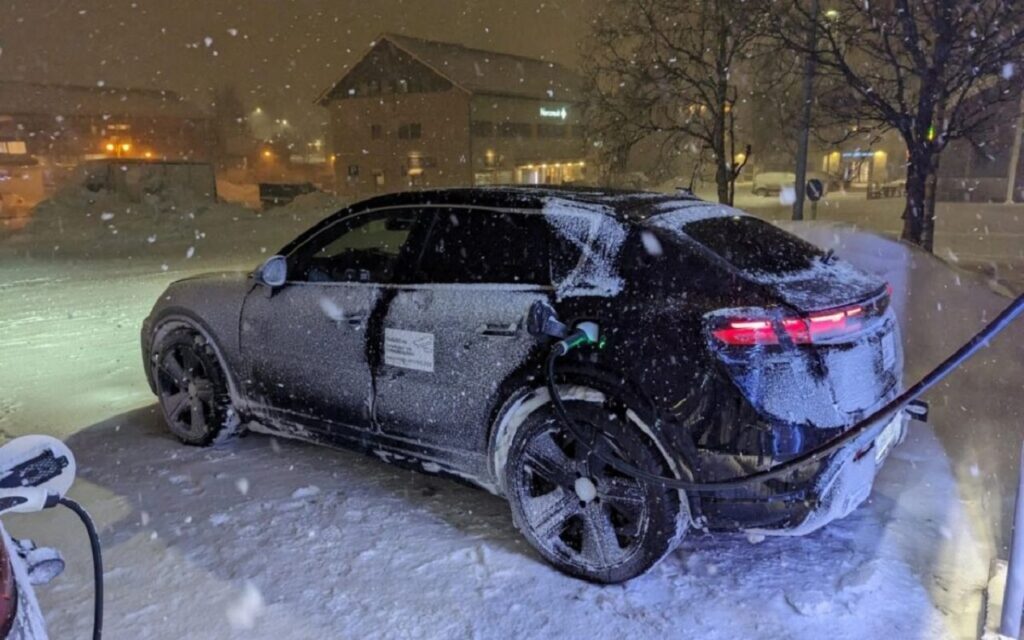 Porsche Macan EV avvistato in Norvegia [VIDEO]