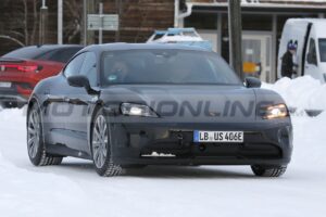 Porsche Taycan 2024: test sulla neve per il nuovo restyling [FOTO SPIA]