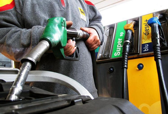 Prezzi benzina: trend in calo, ma è allarme per il 5 febbraio