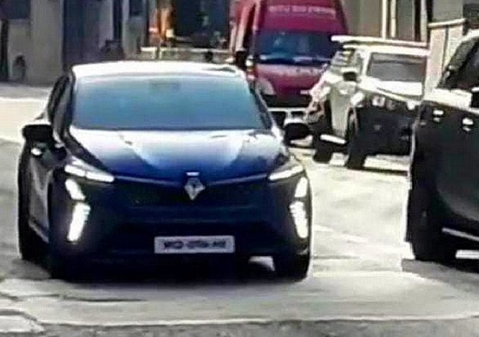 Renault Clio 2023, il restyling è pronto: VIDEO LEAKED dell’aggiornata compatta