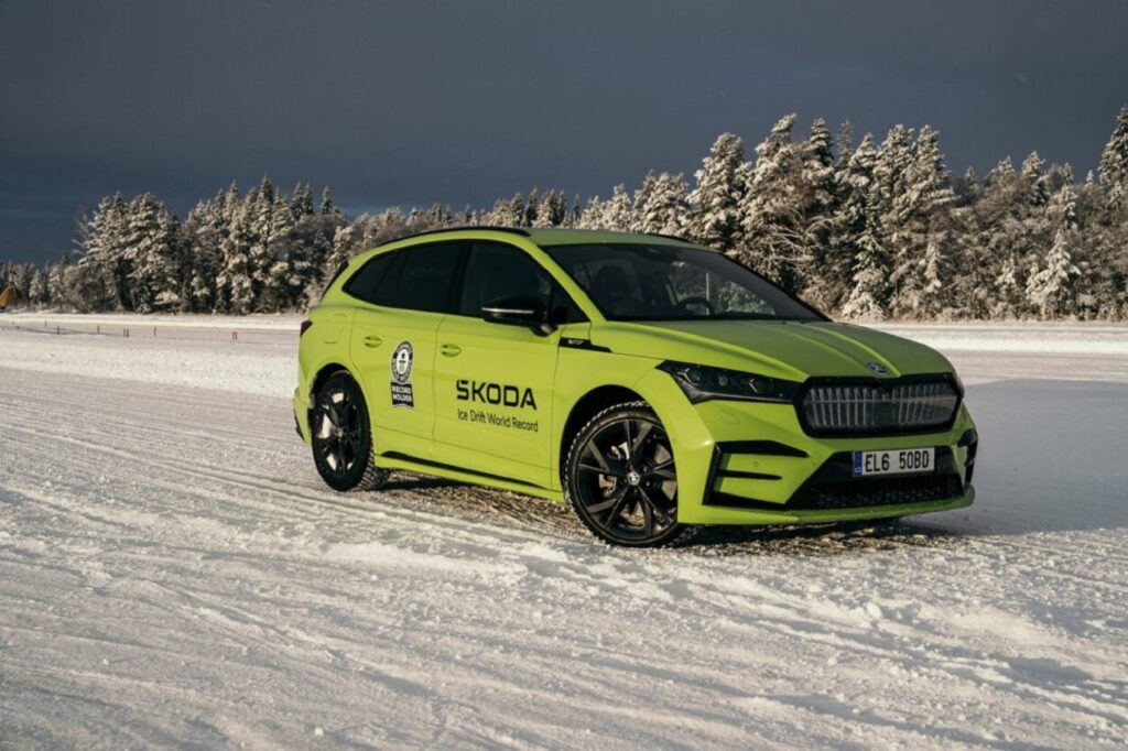 Skoda Enyaq RS iV stabilisce due record mondiali di drifting su ghiaccio [VIDEO]