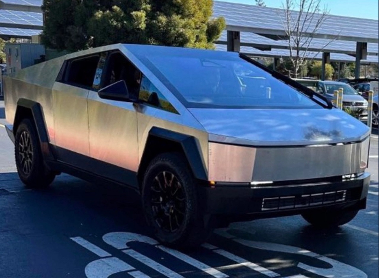 Tesla Cybertruck avvistato con un nuovo front-end e un tergicristalli gigante