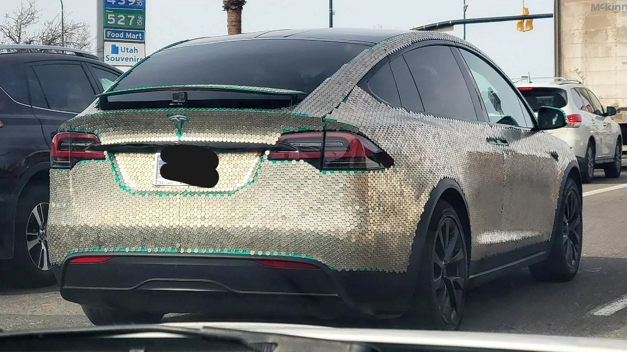 Tesla Model X: esemplare ricoperto interamente di monetine