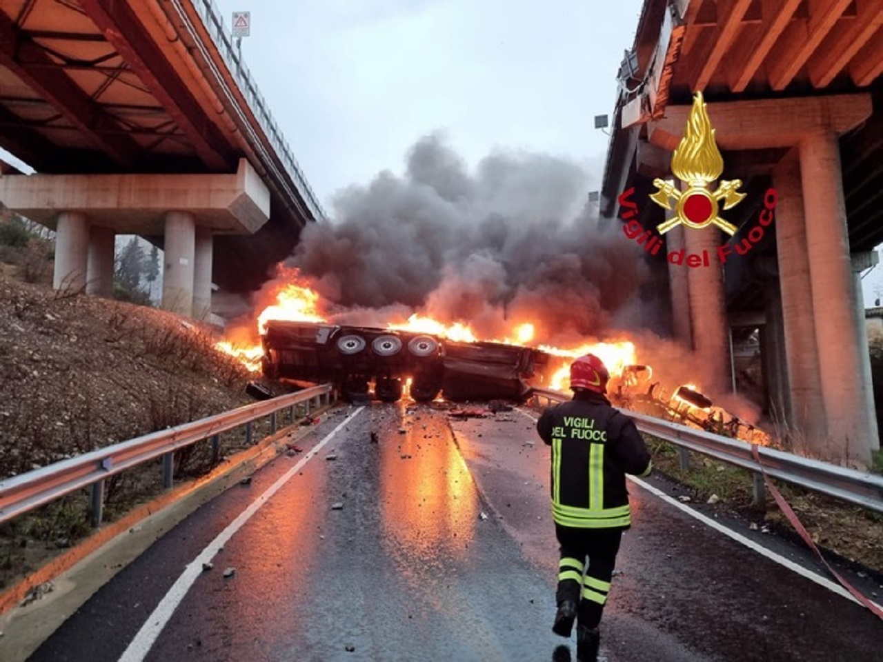 Tir giù da viadotto sulla A1: morto l’autista