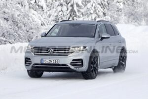 Volkswagen Touareg 2024: test sulla neve per il nuovo restyling [FOTO SPIA]