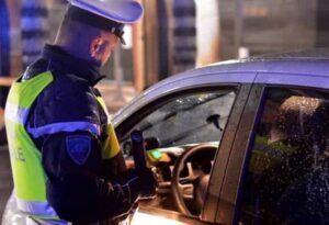 Mentre è al bar vede i vigili e va a spostare l’auto lasciata in divieto: positivo all’alcol test, per lui multa e -10 punti della patente