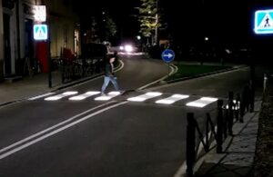 Sicurezza stradale: Genova prima città italiana a sperimentare “lightguard”, le strisce pedonali illuminate