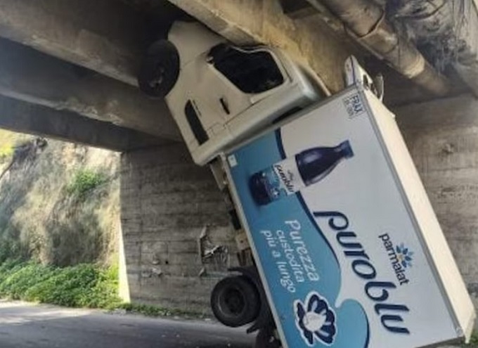 Camion incastrato sotto il ponte rimane sospeso in verticale, il rocambolesco incidente a Vittoria