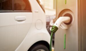 Auto elettriche, il Governo frena sugli incentivi: “Insostenibili per i conti pubblici”