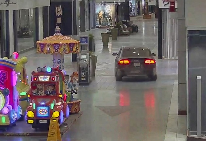 Rubano un’auto per farsi un giro di notte dentro il centro commerciale [VIDEO]