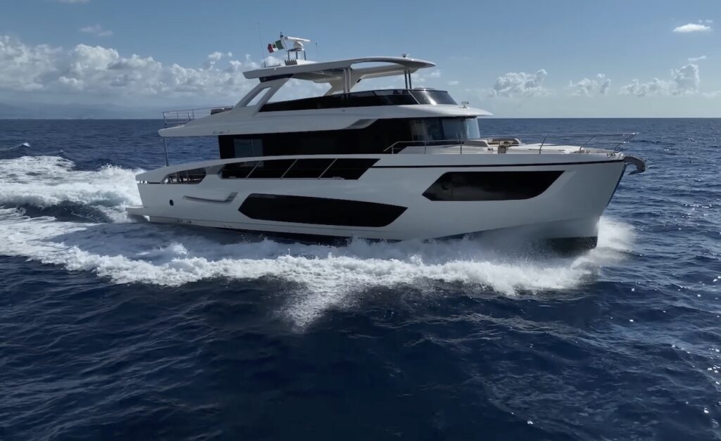 Absolute Navetta 75: la prova dello yacht a motore da Varazze [VIDEO]