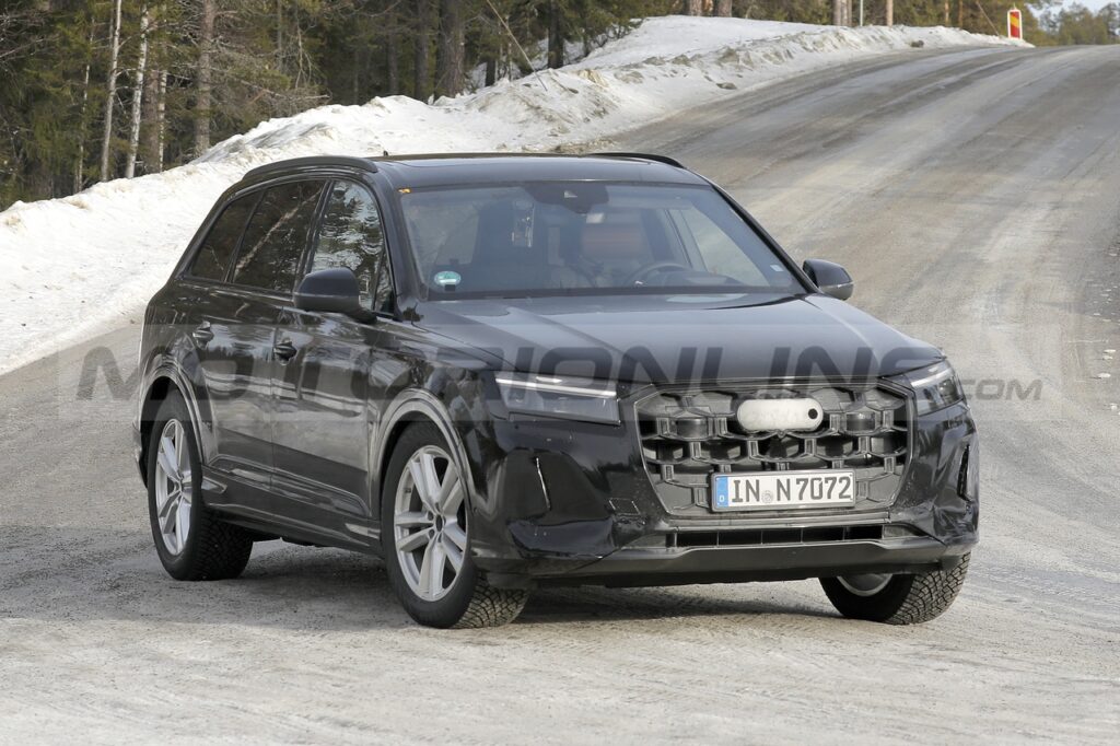 Audi Q7 2024: il nuovo restyling inizia a perdere camuffamento [FOTO SPIA]