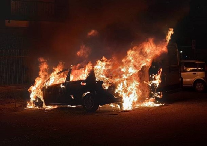 Milano, accelera “a vuoto” con l’auto e innesca un incendio: a fuoco la sua macchina e altre due parcheggiate vicino