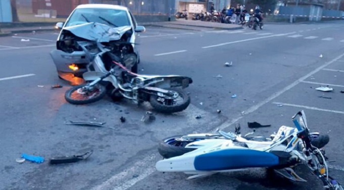 Due moto si schiantano contro un’auto: muore un ragazzo di 16 anni. L’ipotesi della gara clandestina