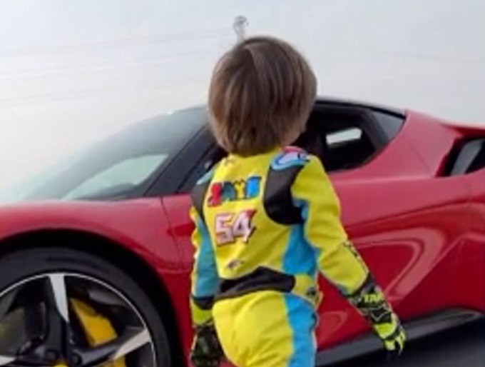 Bimbo di 3 anni in pista al volante della Ferrari SF90 Stradale del padre [VIDEO]