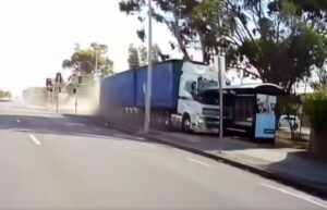 Camion fuori controllo abbatte una fermata dell’autobus [VIDEO]